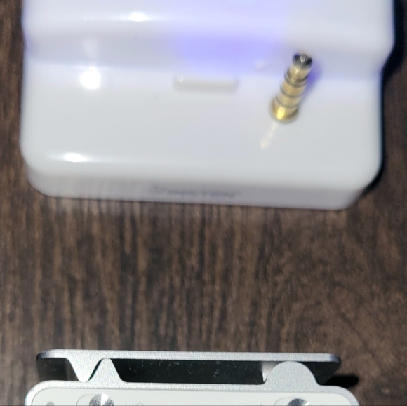 Apple iPod Shuffle A1204 Silver 2nd Gen. 1GB And Charger! - Picture 6 of 9